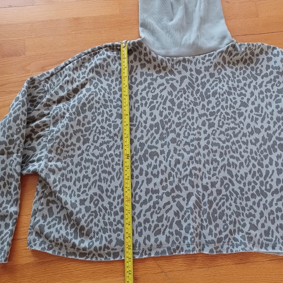 American Eagle Crop Turtle Neck Leopard Print Sweater Size Large - Picture 5 of 6